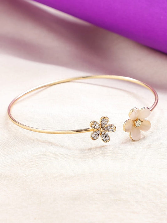 Elegant Gold-Plated Flower Bracelet – A Touch of Timeless Beauty!