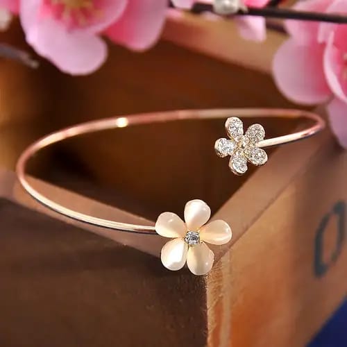 Elegant Gold-Plated Flower Bracelet – A Touch of Timeless Beauty!