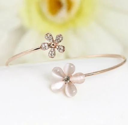 Elegant Gold-Plated Flower Bracelet – A Touch of Timeless Beauty!